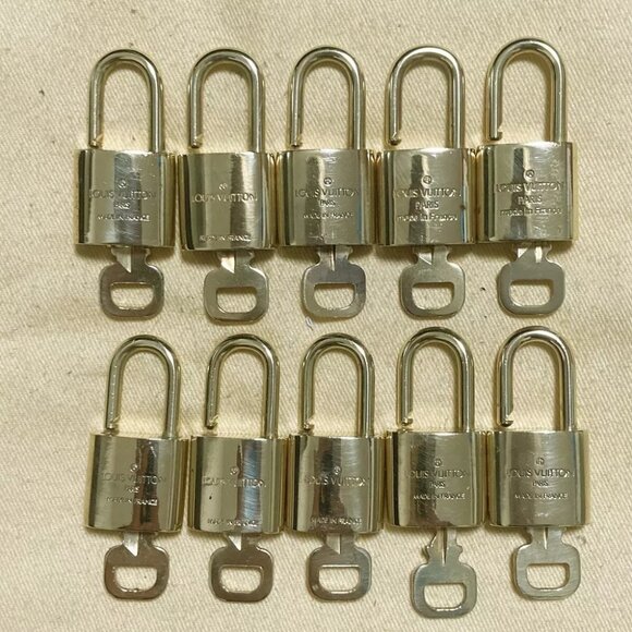 LOUIS VUITTON LV 10 SET PADLOCK KEY CHARM CADENA GOLD-PLATED FRANCE - Picture 2 of 4